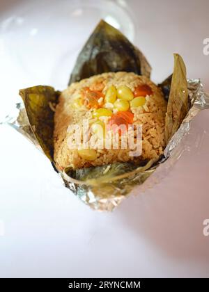 THAILÄNDISCHES ESSEN, gedünsteter Glutinreis mit in Lotus Leaf gewickeltem Reis Stockfoto