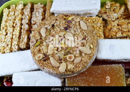 Sammlung von süßen Kichererbsen, Erdnüssen, Sesam, cremigem Taffy, Zuckergelee, Nüsse, Pistazien, Haselnussscheiben als Feier des Propheten Stockfoto