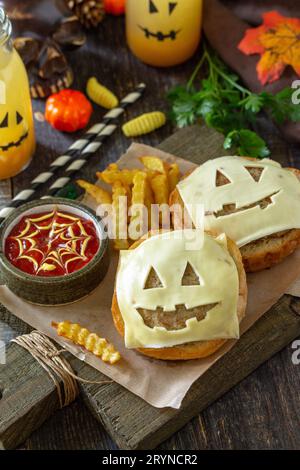 Halloween Party Essen. Halloween Party Spaß Geisterburger, Ketup-Sauce und Kartoffeln friten auf einem Holztisch. Stockfoto