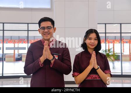 Jakarta, Indonesien. Oktober 2023. Besatzungsmitglieder eines Hochgeschwindigkeitszuges begrüßen Passagiere und Gäste am Halim-Bahnhof in Jakarta, Indonesien, 2. Oktober 2023. Der indonesische Präsident Joko Widodo erklärte den offiziellen Betrieb der Jakarta-Bandung High-Speed Railway (HSR) am Halim-Bahnhof in Jakarta. Quelle: Xu Qin/Xinhua/Alamy Live News Stockfoto