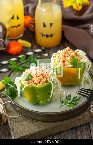 Halloween lustige Idee für Partyessen, Dekoration Feier Kinderparty Essen. Halloween-Abendessen mit Paprika gefüllt mit Spaghetti Stockfoto