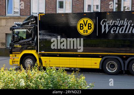 Schwarz-gelber Lkw mit Getränken mit Borussia Dortmund Club Wappen, Dortmund, Deutschland, Europa Stockfoto