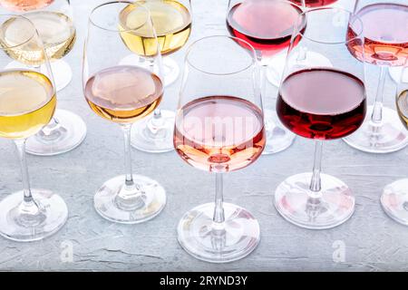 Weingläser bei einer Verkostung. Rosen-, Rot- und Weißwein, Getränke auf dem Tisch Stockfoto