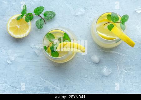 Limonade mit Minzpanorama. Zitronenwasser mit Eis, zwei Gläser Stockfoto