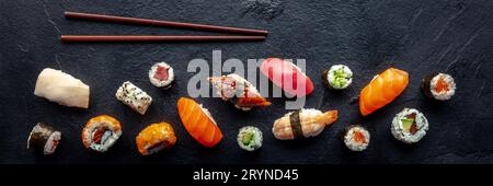 Sushi-Flachbild-Panorama mit Stäbchen. Rollen, Maki, Nigiri Stockfoto
