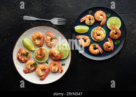 Shrimps, oben flach, auf schwarzem Schiefergrund Stockfoto