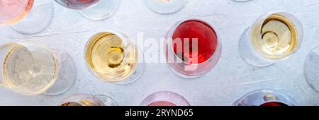 Weingläser bei einer Verkostung. Rosen-, Rot- und Weißwein, Getränke auf dem Tisch Stockfoto