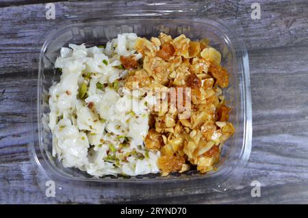 Hintergrund von Hamam und Ladida von östlichen Süßigkeiten aus Stücken von Kokosnüssen, gekrönt mit Pistazien, Haselnüssen, als Feier des Maloud Mawled Stockfoto