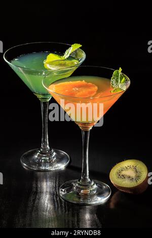 Kiwi und Orangengelee mit Limettenstücken in den Gläsern Stockfoto