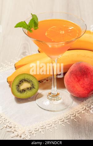 Orangengelee im Glas mit Minzblättern und Früchten auf dem Hintergrund Stockfoto