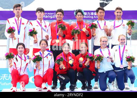 Jieshou, China. Oktober 2023. (L-R) China Team GROUP (CHN), Japan Team GROUP (JPN), Hong Kong, China Team GROUP (HKG), 2. Oktober 2023 - Triathlon : Mixed Relay Medal Ceremony auf dem Chun'an Jieshou Sports Centre Triathlon Course während der China Hangzhou Asian Games 2022 in Jieshou, China. Quelle: Naoki Nishimura/AFLO SPORT/Alamy Live News Stockfoto