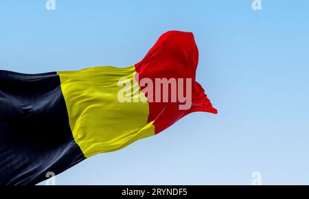 Die belgische Nationalflagge winkt an einem klaren Tag Stockfoto