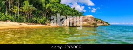 Panoramablick auf einen einsamen und paradiesischen Strand auf Ilha Grande Stockfoto