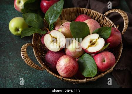 Obsthintergrund, Bio-Früchte. Stillleben Essen. Korb reifer Äpfel auf einem Steintisch. Stockfoto
