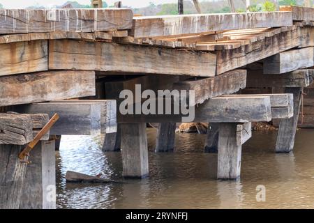 Heruntergekommene Holzbrücke des Transpantaneira über einen Fluss, Pantanal Feuchtgebiete, Mato Grosso, Braz Stockfoto