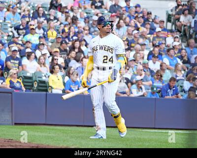 Milwaukee, WI USA; Milwaukee Brewers Catcher William Contreras (24) geht auf die Heimplatte, um während eines MLB-Spiels gegen die Washington Nation einen AT-Schläger zu spielen Stockfoto