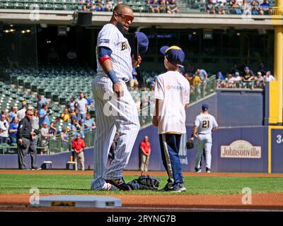 Milwaukee, WI USA; Milwaukee Brewers erster Baseman Carlos Santana (41) spricht mit einem jungen Fan während eines MLB-Spiels gegen die Washington Nationals on Sun Stockfoto