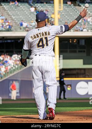 Milwaukee, WI USA; Milwaukee Brewers erster Baseman Carlos Santana (41) wirft einen Ball während eines MLB-Spiels gegen die Washington Nationals am Sonntag, SE Stockfoto