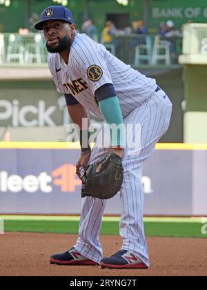 Milwaukee, WI USA; Milwaukee Brewers erster Baseman Carlos Santana (41) bereitet sich während eines MLB-Spiels gegen die Washington Nationals On auf das Spiel vor Stockfoto