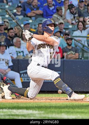 Milwaukee, WI USA; Milwaukee Brewers Outfielder Sal Frelick (10) trifft einen Ball auf das Außenfeld während eines MLB-Spiels gegen die Washington Nationals auf Su Stockfoto