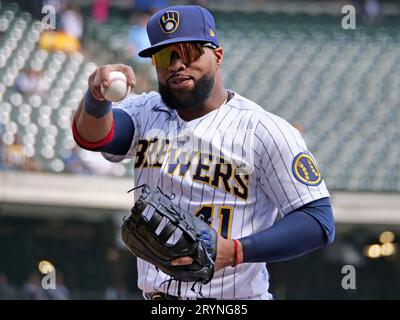 Milwaukee, WI USA; Milwaukee Brewers erster Baseman Carlos Santana (41) posiert für ein Foto während eines MLB-Spiels gegen die Washington Nationals am Sonntag Stockfoto