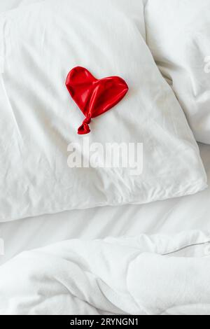Roter Ball auf einem Kissen Stockfoto