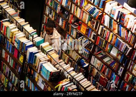 Junge Frau, die Bücher im letzten Buchladen in Downtown Los Angeles, Kalifornien, durchsucht Stockfoto