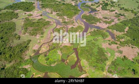 Luftaufnahme der typischen Pantanal Feuchtgebiete Landschaft mit Lagunen, Wald, Wiesen, Fluss, Feldern, Matt Stockfoto