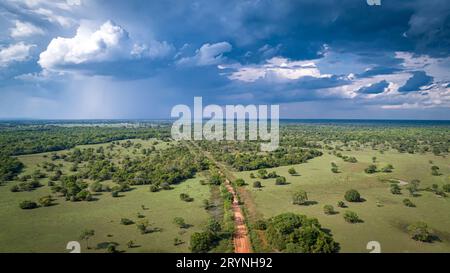 Aus der Vogelperspektive auf Transpantaneira unbefestigte Straße mit dramatischem Himmel und Regen durch die typische Landschaft i Stockfoto