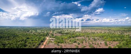 Panoramablick auf Transpantaneira unbefestigte Straße mit dramatischem Himmel und Regen in der Typica Stockfoto