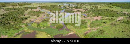 Luftaufnahme Panorama der typischen Pantanal Feuchtgebiete Landschaft mit Lagunen, Wald, Wiesen, Fluss, fi Stockfoto