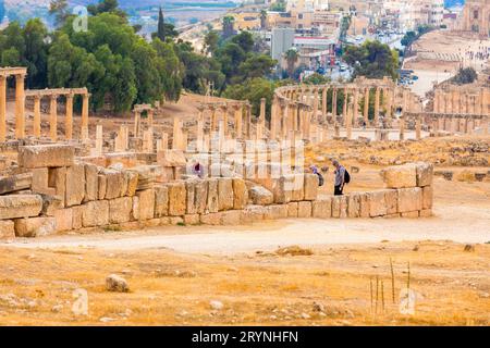 Tempel des Zeus und Amphitheater in Jerash, Jordanien Stockfoto