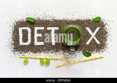 Das Wort Detox wird aus Chiasamen hergestellt. Grüne Smoothies und Zutaten Stockfoto