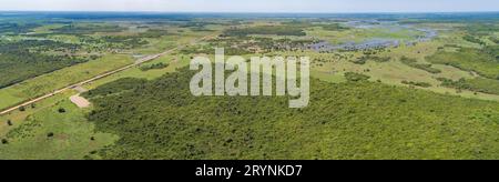 Luftpanorama der typischen Pantanal Feuchtgebiete Landschaft mit Lagunen, Wald, Wiesen, Fluss, Feldern Stockfoto