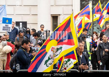 London, Großbritannien. Oktober 2023. An diesem 74. Jahrestag der Kommunistischen Partei Chinas (KPCh), dem Chinesischen Nationalfeiertag, versammeln sich Menschenrechtsprotestierende und marschieren in London. Zu den Demonstranten gehörten Tibeter, Chinesen, Hongkonger, Südmongolier, Uiguren und andere. alle, die sich Chinas unmenschlichen Menschenrechtsverletzungen widersetzen. Der marsch führte vom Trafalgar-Platz zur chinesischen Botschaft. Quelle: Stephen Bell/Alamy Live News Stockfoto