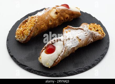 Süße sizilianische Cannoli gefüllt mit Ricotta-Creme. Cannolo Siciliano italienisches Dessert Stockfoto