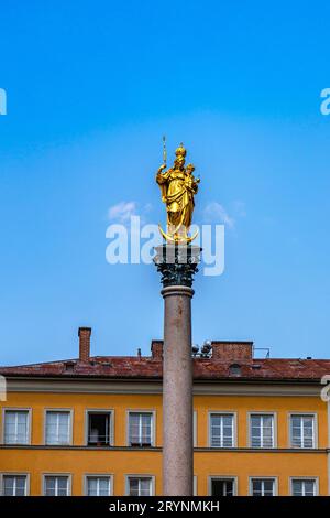 Blick auf die Mariensäule am Marienplatz in München, Bayern, Deutschland Stockfoto