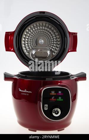 Bordeaux , Frankreich - 09 22 2023 : Moulinex Cookeo Multicooker Markenzeichen und Textlogo auf Küchenroboter-kleinen Haushaltsgeräten Stockfoto