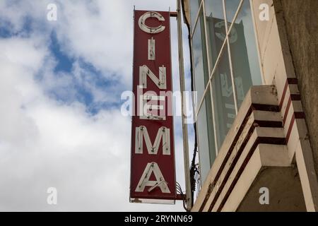 Altes Kino-Textschild an der Fassade des Eingangswandgebäudes Stockfoto