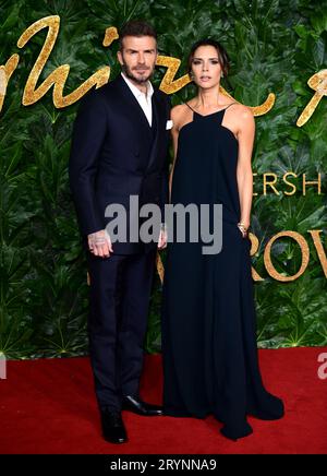 Foto vom 12/2018 von David und Victoria Beckham, die an den Fashion Awards in Verbindung mit Swarovski in der Royal Albert Hall, Kensington Gore, London teilnahmen. Victoria Beckham sagte, dass David Beckham durch die Gegenreaktion, die er erhielt, nachdem er bei der Weltmeisterschaft 1998 eine rote Karte erhalten hatte, „klinisch depressiv“ wurde. Eine neue Netflix-Serie mit dem Titel Beckham soll am Mittwoch veröffentlicht werden und einen Blick auf die Karriere des ehemaligen Fußballstars werfen, mit Interviews von Posh und Becks und anderen vertrauten Gesichtern. Ausgabedatum: Montag, 2. Oktober 2023. Stockfoto