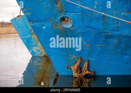 Alter rostiger Anker eines großen blauen Schiffes Stockfoto