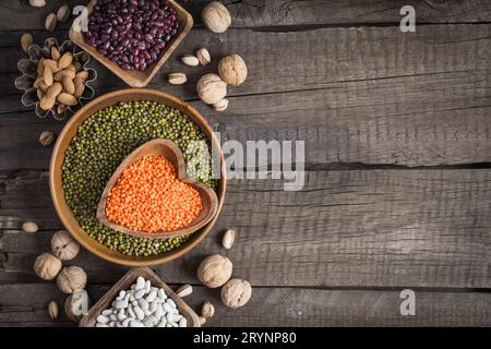 Pflanzliche Proteinquellen. Sammlung verschiedener Leguminosen und Nüsse. Stockfoto