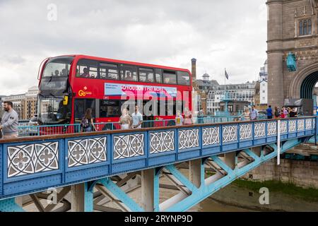 Roter Doppeldeckerbus überquert Tower Bridge London, September 2023, London, England, UK Stockfoto