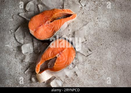 Frischer Lachsfisch. Rohe Lachssteaks auf Eis. Bis Stockfoto