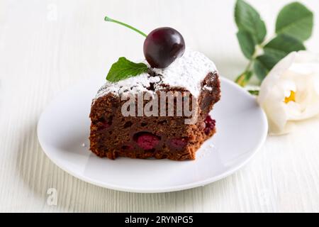 Stück Schokoladenkuchen mit Kirschen in Nahaufnahme. Stockfoto