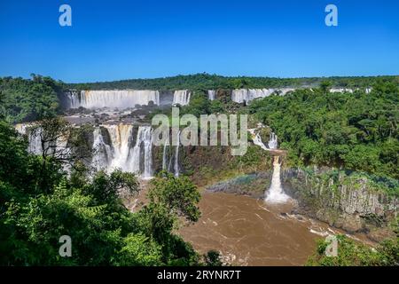 Blick auf die spektakulären Iguazu Wasserfälle mit San Martin Island, Salto Tres Mosqueteros (drei Musketiere) A Stockfoto