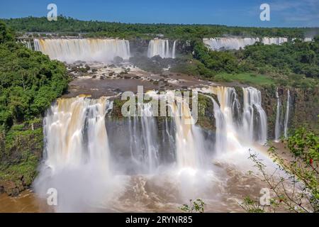 Blick auf die spektakulären Iguazu-Fälle mit Salto Tres Mosqueteros (drei Musketiere), Argentinien Stockfoto