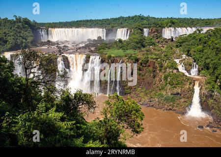 Blick auf die spektakulären Iguazu Wasserfälle mit San Martin Island, Salto Tres Mosqueteros (drei Musketiere) A Stockfoto