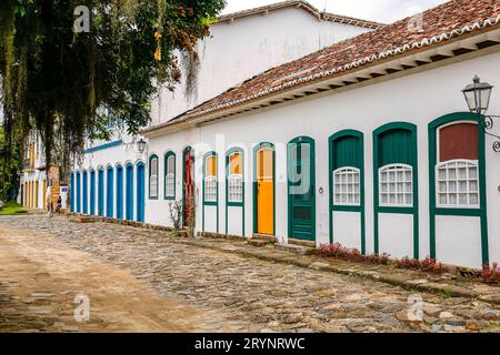 Typische Häuser mit bunten Türen und Fenstern in einer kopfsteingepflasterten Straße in der historischen Stadt Paraty, Braz Stockfoto