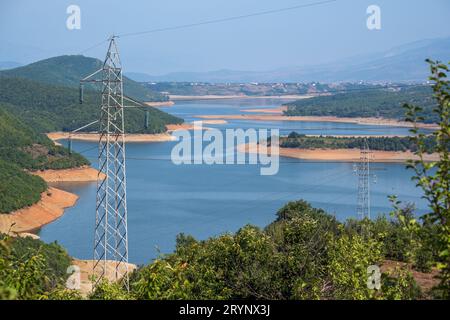 Genießen Sie die Sommerlandschaft des Sees mit Bergkulisse. Nordmazedonien nicht weit von Debar Town, Europa. Stockfoto